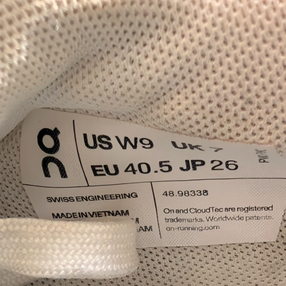 On Running The Roger sneakers in white with mint accent sole. Size 9